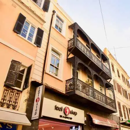 Kolonialne kamienice i balkony przy Main Street w centrum Gibraltaru.
