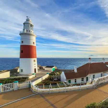 Czerwono-biała latarnia morska na Europa Point w Gibraltarze – wycieczka jednodniowa.