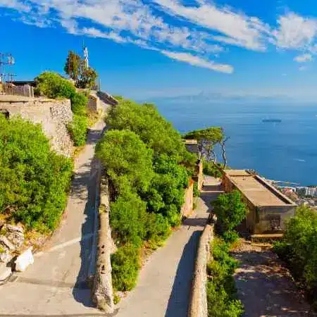 Ścieżka spacerowa na Skale w Gibraltarze z widokiem na Morze Śródziemne.