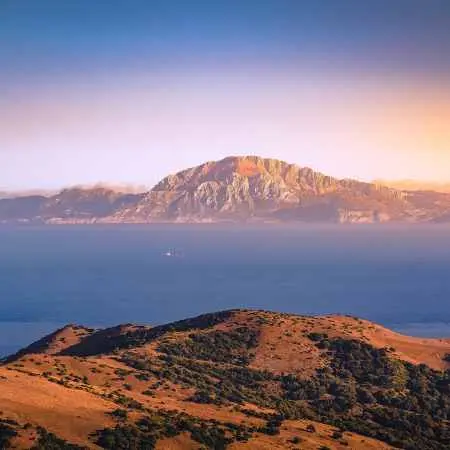 Widok na góry Maroka w Afryce i Cieśninę Gibraltarską o zachodzie słońca.