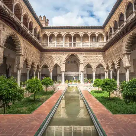 Real Alcázar w Sewilli – patio z łukami i ogrodem