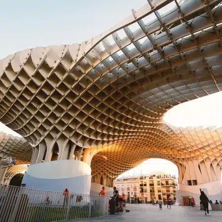Metropol Parasol w Sewilli – drewniana konstrukcja Setas, widok z dołu