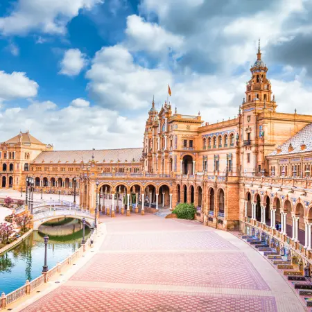 Plaza de España w Sewilli – panorama z kanałem i półkolistą architekturą