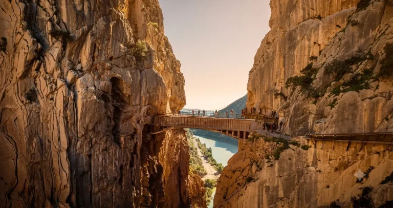 Skalisty wąwóz i wisząca kładka Caminito del Rey w złotym świetle zachodzącego słońca w Andaluzji