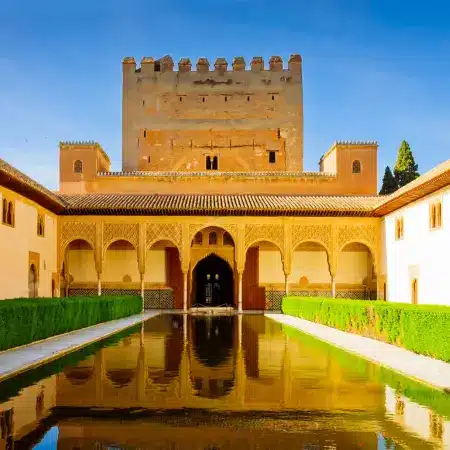 patio-de-los-arrayanes-alhambra-wycieczka-granada-costatrips