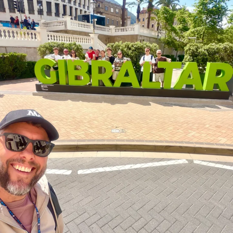Polski przewodnik CostaTrips Malaga z grupą uczestników przy napisie Gibraltar
